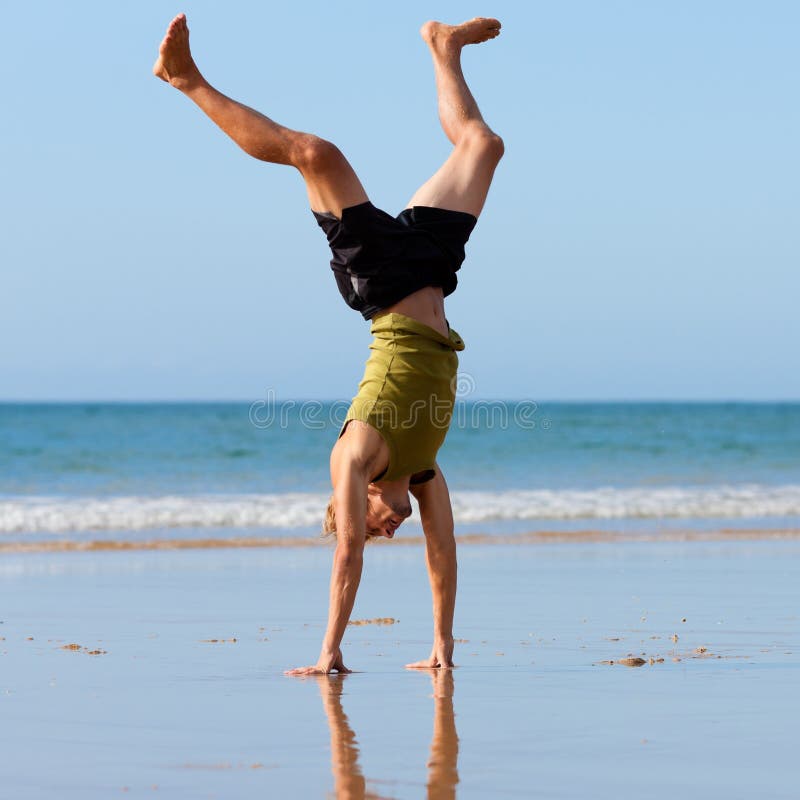 strand som gör den sportive gymnastikmannen royaltyfria bilder strand som gör den sportive gymnastikmannen royaltyfria bilder