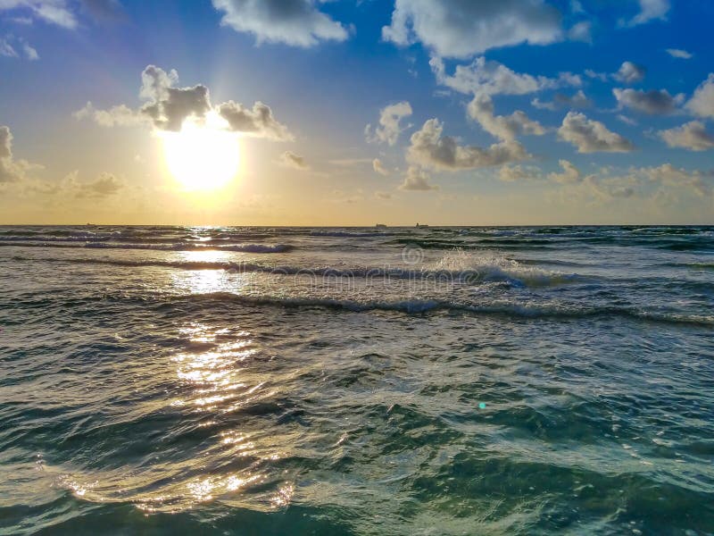 Strand-Sonnenaufgang, Meereswogen, Wolken und blauer Himmel lizenzfreie stockfotos Strand-Sonnenaufgang, Meereswogen, Wolken und blauer Himmel lizenzfreie stockfotos