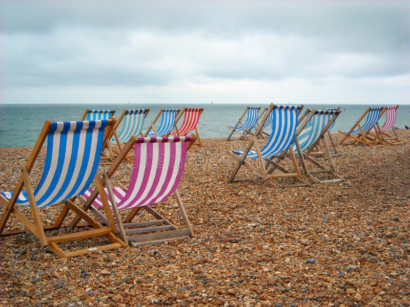 Strand-Stühle auf dem Ufer in Brighton England