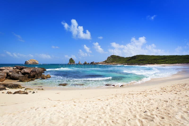 Strand und Felsen an pointe DES Châteaux, Guadeloupe stockfotografie Strand und Felsen an pointe DES Châteaux, Guadeloupe stockfotografie