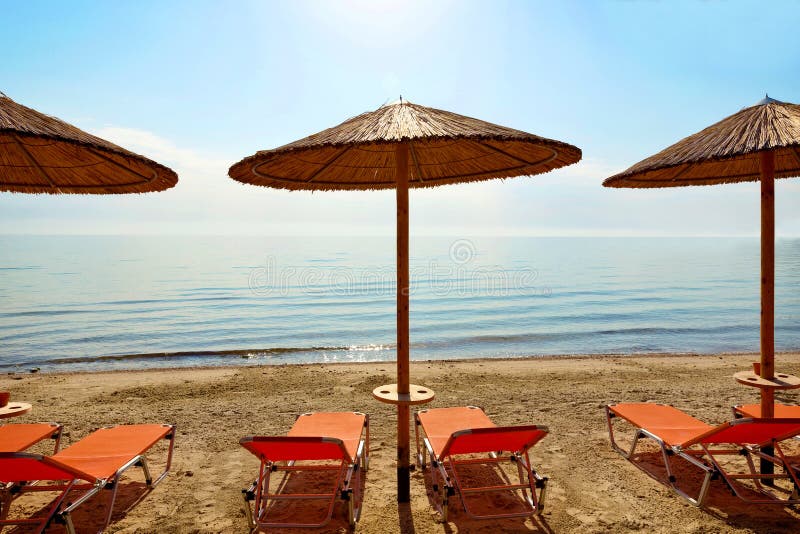 stranden chairs paraplyer royaltyfria foton stranden chairs paraplyer royaltyfria foton