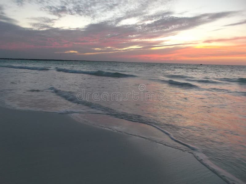 Stranden havet i eftermiddagen p? solnedg?ngen royaltyfri foto Stranden havet i eftermiddagen p? solnedg?ngen royaltyfri foto