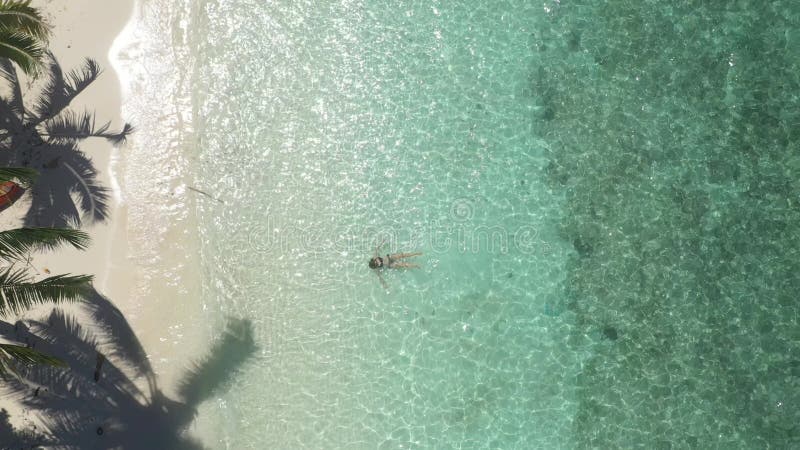 Stranden är min naturliga livsmiljö, 4 k-kanafilm från en attraktiv ung simning i havet medan jag är på lager videofilmer