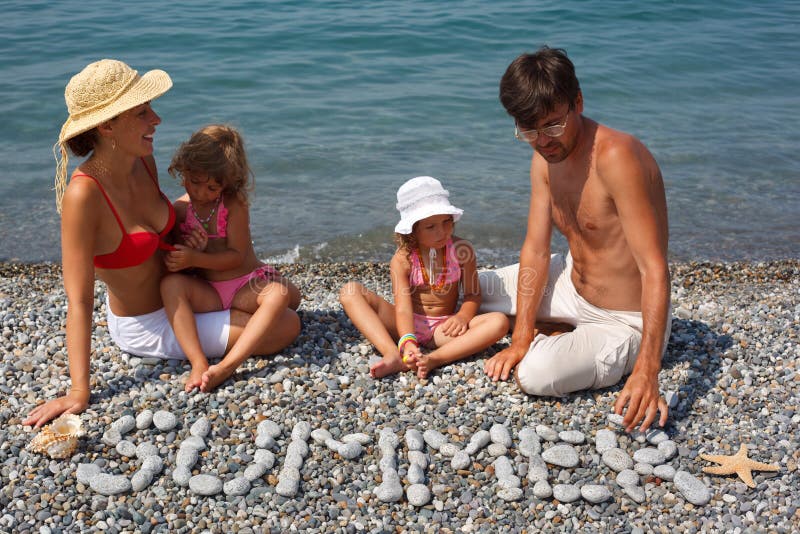 strandfamilj fyra har personrest royaltyfri fotografi strandfamilj fyra har personrest royaltyfri fotografi