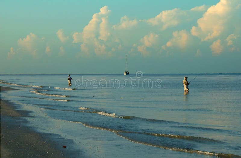 strandfiskeFort Myers bränning arkivfoto strandfiskeFort Myers bränning arkivfoto