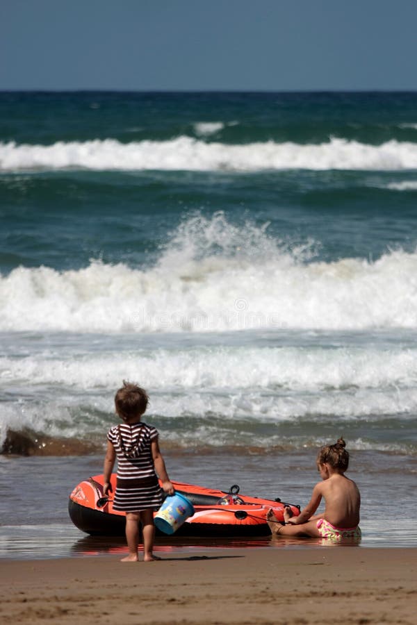 strandflickor little som leker royaltyfria foton strandflickor little som leker royaltyfria foton