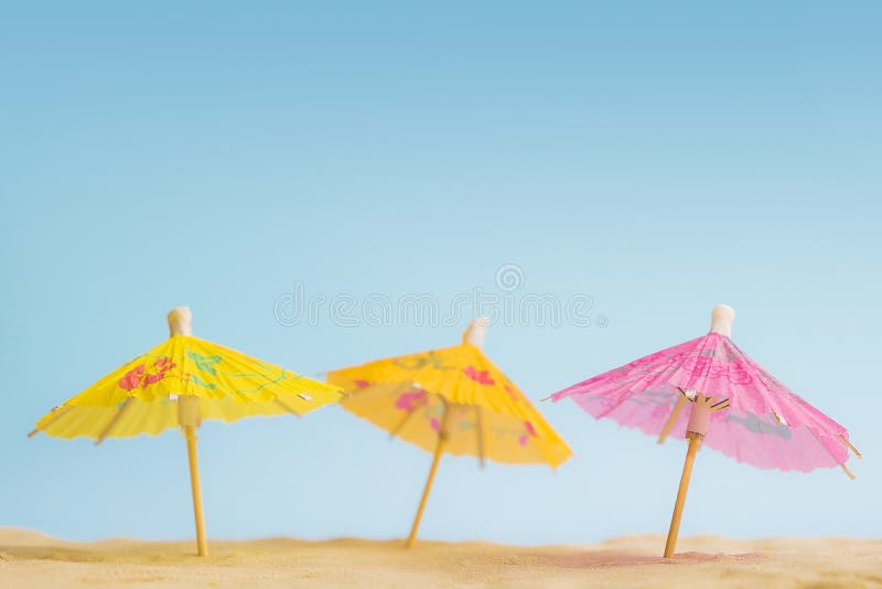 Strandhintergrund mit bunten Strandschirmen auf Sand Sommerferien und Reisekonzept Tropische Feiertags-Fahne lizenzfreies stockbild Strandhintergrund mit bunten Strandschirmen auf Sand Sommerferien und Reisekonzept Tropische Feiertags-Fahne lizenzfreies stockbild