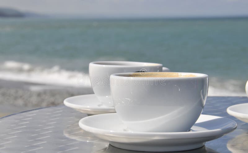 strandkaffekoppar arkivfoton strandkaffekoppar arkivfoton
