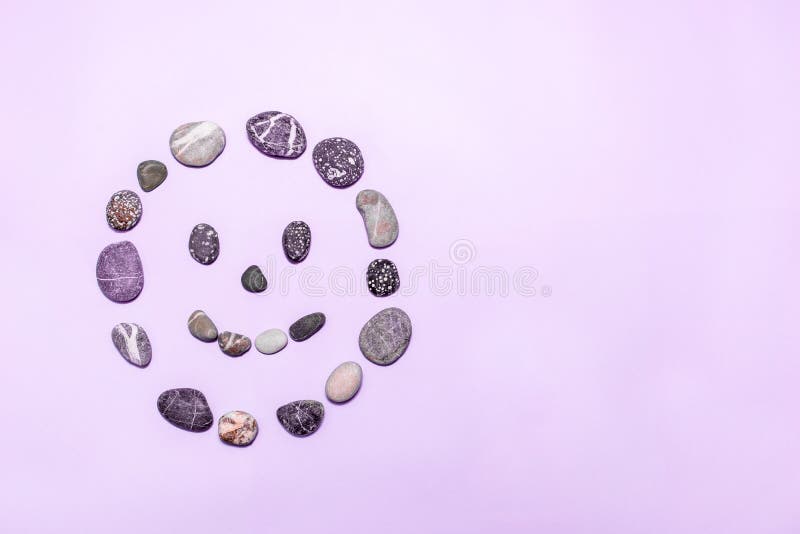 Strandkiesel machten in ein lächelndes Gesicht auf einem purpurroten Hintergrund Konzepte für Gesundheit, Glück, Heilung, Well stockfoto Strandkiesel machten in ein lächelndes Gesicht auf einem purpurroten Hintergrund Konzepte für Gesundheit, Glück, Heilung, Well stockfoto