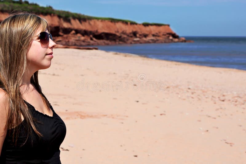 strandkvinnabarn royaltyfria bilder strandkvinnabarn royaltyfria bilder