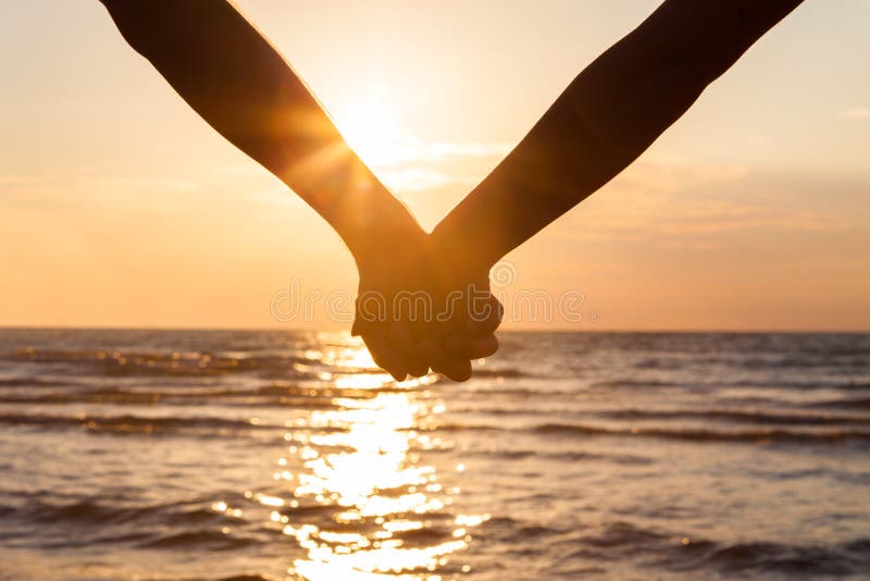 strandparet hands holdingen royaltyfri fotografi strandparet hands holdingen royaltyfri fotografi