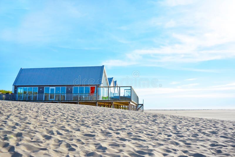 Strandpavillion ‚Faro2 ‚met restaurant op het het noordeneind van eiland Texel in Nederland stock fotografie Strandpavillion ‚Faro2 ‚met restaurant op het het noordeneind van eiland Texel in Nederland stock fotografie