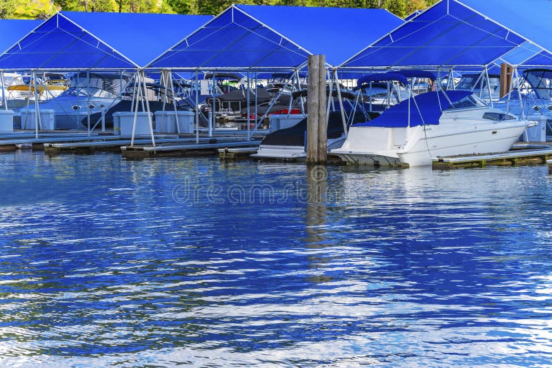 StrandpromenadMarina Piers Boats Reflection Lake Coeur D ` Alene Idaho fotografering för bildbyråer StrandpromenadMarina Piers Boats Reflection Lake Coeur D ` Alene Idaho fotografering för bildbyråer