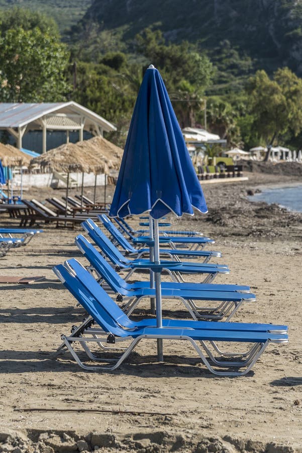 Strandschirme und Nichtstuer Kato lizenzfreies stockfoto Strandschirme und Nichtstuer Kato lizenzfreies stockfoto