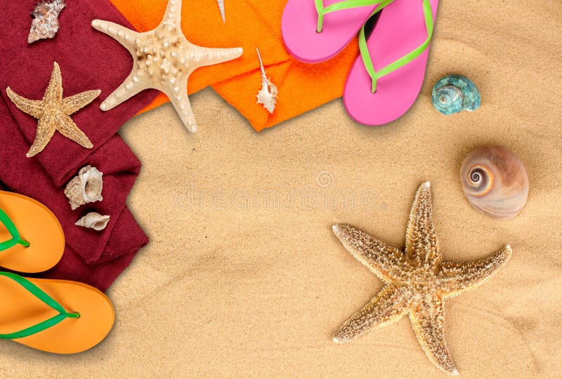 Strandtillbehör på sand Flipmisslyckanden, solglasögon fotografering för bildbyråer Strandtillbehör på sand Flipmisslyckanden, solglasögon fotografering för bildbyråer