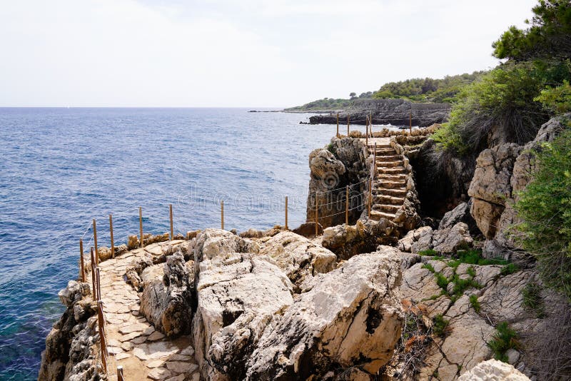 Strandtreppe Zugang zur Meeresküste Mittelmeer Süd antibes juanlespins franz Südosten lizenzfreie stockfotografie