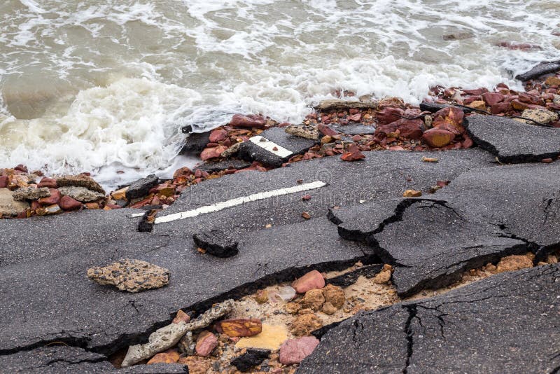 Strandvägglidbana längs stranden till vattenerosion royaltyfria bilder Strandvägglidbana längs stranden till vattenerosion royaltyfria bilder