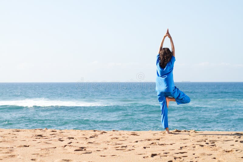 strandyoga royaltyfri bild strandyoga royaltyfri bild