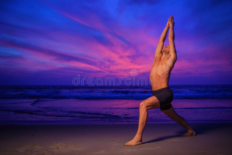 Strandyoga stock foto's Strandyoga stock foto's