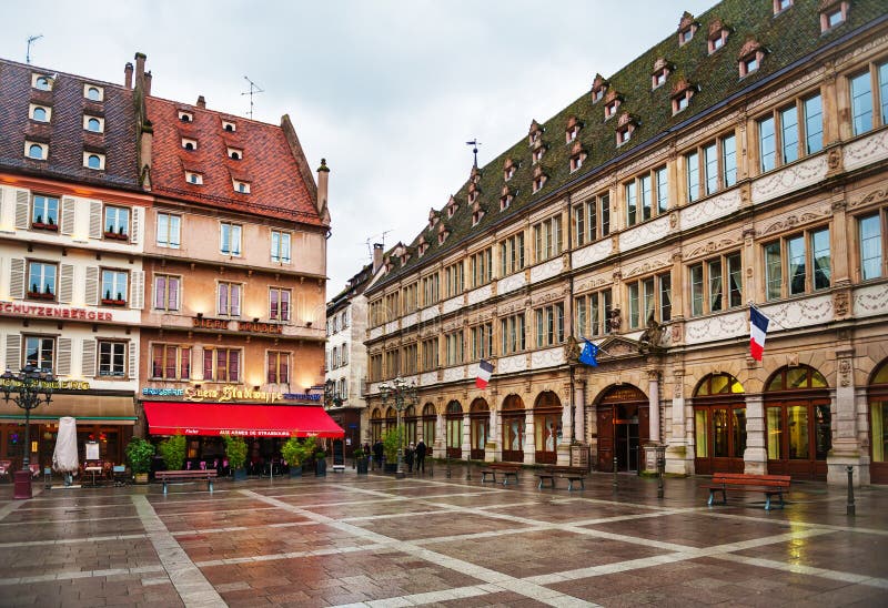 Strasbourg Frankrike - Februari 2, 2015: StälleGutenberg fyrkant royaltyfria bilder Strasbourg Frankrike - Februari 2, 2015: StälleGutenberg fyrkant royaltyfria bilder