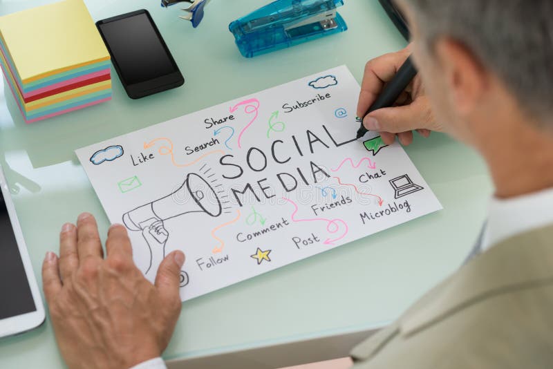 Strategi för massmedia för affärsmanplanläggning social arkivfoton Strategi för massmedia för affärsmanplanläggning social arkivfoton