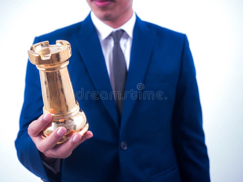 Strategia biznesowa i przywódctwo pojęcie - biznesmen trzyma szachowego symbol lider fotografia stock Strategia biznesowa i przywódctwo pojęcie - biznesmen trzyma szachowego symbol lider fotografia stock