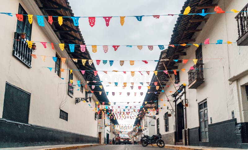 Straten en voorbereiding voor de fiesta van Cajamarca Carnaval in Peru stock fotografie Straten en voorbereiding voor de fiesta van Cajamarca Carnaval in Peru stock fotografie