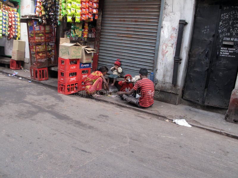 Straten van Kolkata De slechte familie eet op de straat royalty-vrije stock foto's Straten van Kolkata De slechte familie eet op de straat royalty-vrije stock foto's