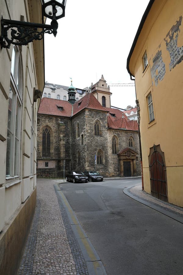 Straten van oud Praag met alle talrijke kleine winkels en menigten van de toeristen die nieuwe indrukken zoeken stock afbeeldingen Straten van oud Praag met alle talrijke kleine winkels en menigten van de toeristen die nieuwe indrukken zoeken stock afbeeldingen