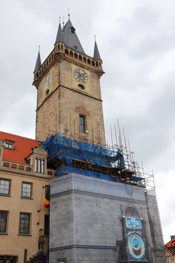 Straten van oud Praag met alle talrijke kleine winkels en menigten van de toeristen die nieuwe indrukken zoeken stock fotografie Straten van oud Praag met alle talrijke kleine winkels en menigten van de toeristen die nieuwe indrukken zoeken stock fotografie