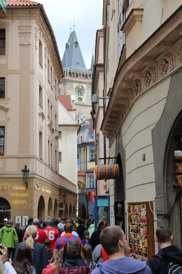 Straten van oud Praag met alle talrijke kleine winkels en menigten van de toeristen die nieuwe indrukken zoeken stock foto's Straten van oud Praag met alle talrijke kleine winkels en menigten van de toeristen die nieuwe indrukken zoeken stock foto's