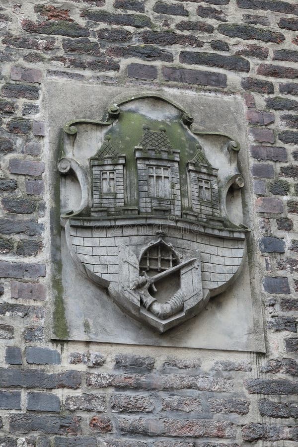Straten van oud Praag met alle talrijke kleine winkels en menigten van de toeristen die nieuwe indrukken zoeken royalty-vrije stock fotografie Straten van oud Praag met alle talrijke kleine winkels en menigten van de toeristen die nieuwe indrukken zoeken royalty-vrije stock fotografie