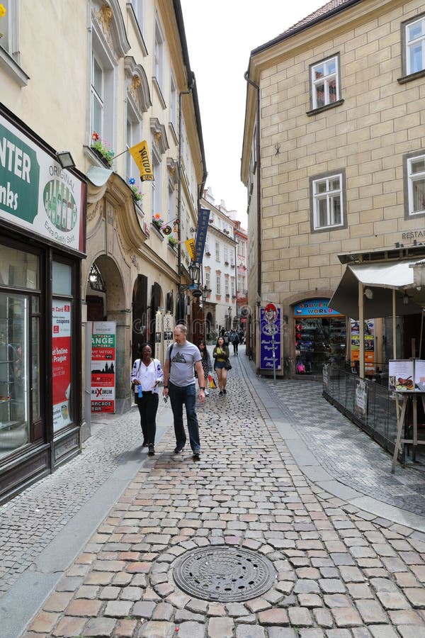 Straten van oud Praag met alle talrijke kleine winkels en menigten van de toeristen die nieuwe indrukken zoeken stock foto's Straten van oud Praag met alle talrijke kleine winkels en menigten van de toeristen die nieuwe indrukken zoeken stock foto's