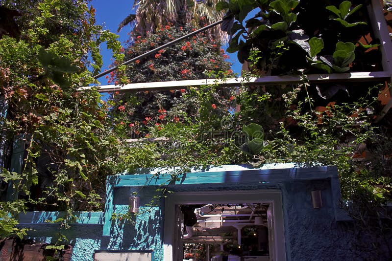 Stratenstad van Aegina met charmante koffie, Aegina-Eiland, Saronic-Golf, Griekenland royalty-vrije stock fotografie Stratenstad van Aegina met charmante koffie, Aegina-Eiland, Saronic-Golf, Griekenland royalty-vrije stock fotografie