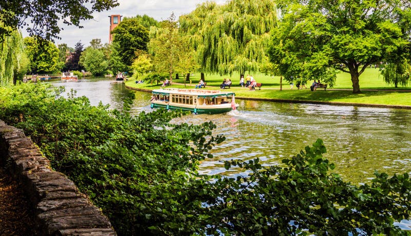 Stratford de avon del río encendido sobre ciudad del turismo del viaje de Inglaterra Reino Unido GB de la región central de Inglaterra de Avon Warwickshire