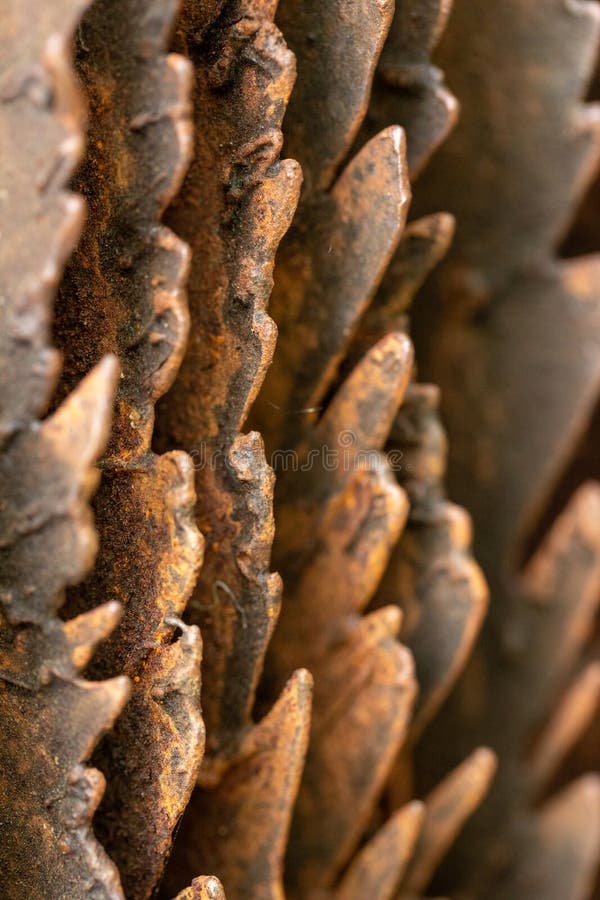Strati curvi pittoreschi di metallo arrugginito Strati arrugginiti curvi di metallo Astrazione industriale immagini stock libere da diritti Strati curvi pittoreschi di metallo arrugginito Strati arrugginiti curvi di metallo Astrazione industriale immagini stock libere da diritti