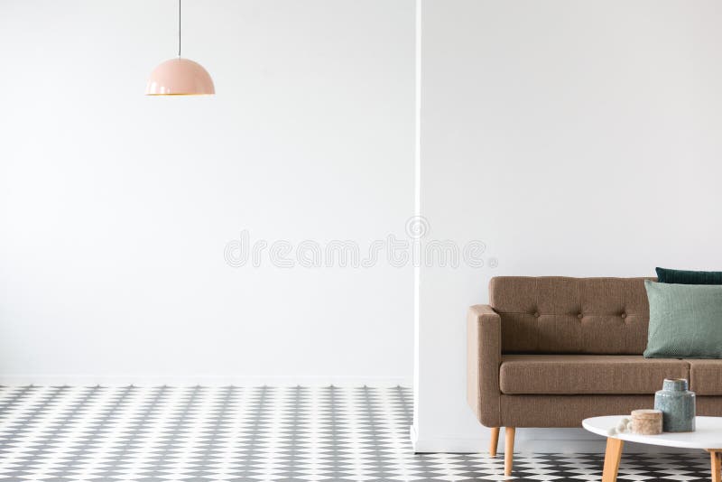 Strato di Brown con i cuscini verdi che stanno nel roo vivente dello spazio aperto fotografia stock libera da diritti Strato di Brown con i cuscini verdi che stanno nel roo vivente dello spazio aperto fotografia stock libera da diritti