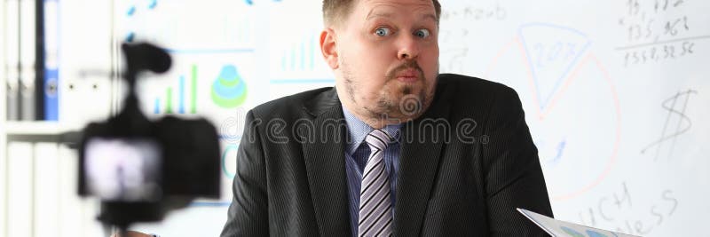 Strato online di blogger dell'uomo d'affari che grida fotografia stock libera da diritti Strato online di blogger dell'uomo d'affari che grida fotografia stock libera da diritti