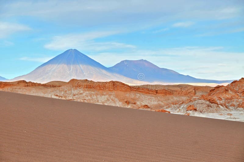 Stratovolcano likancabur w Centralnej Strefie Wulkanicznej Andów. Stratovolcano likancabur na granicy Boliwiandash Chile w Centralnej Strefie Wulkanicznej Andów