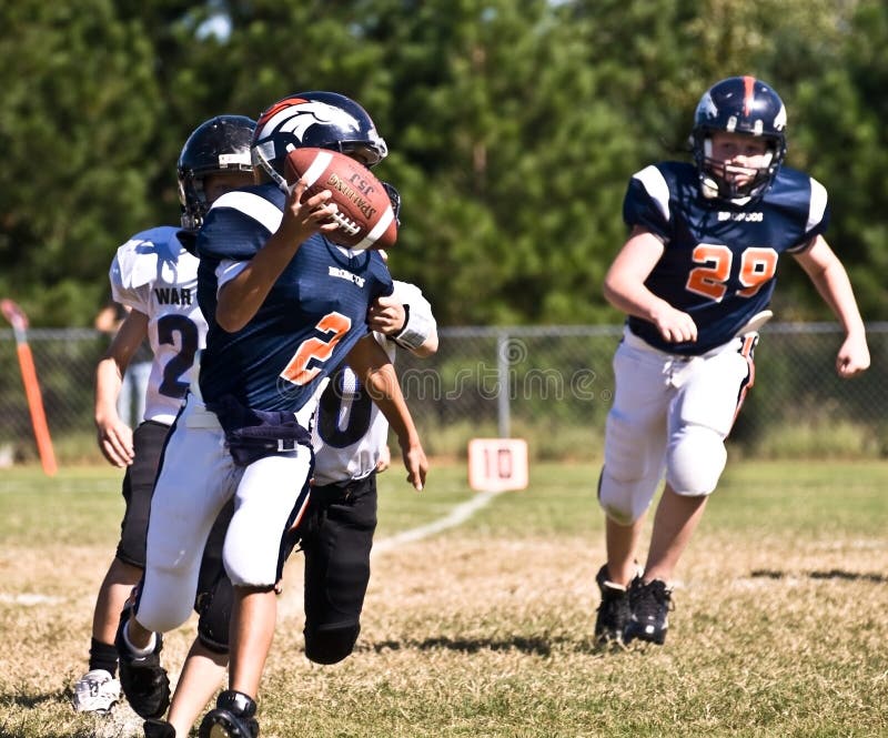 Stratège du football de petite ligue photo stock Stratège du football de petite ligue photo stock