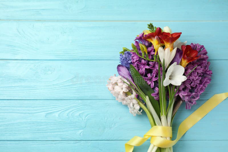 Strauß von schönen Frühlingsblumen auf Blue Tabelle, Draufsicht Raum für Text