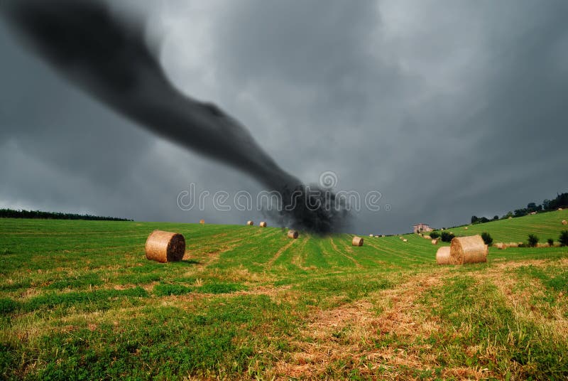 Balle di paglia in tempesta con tornado.