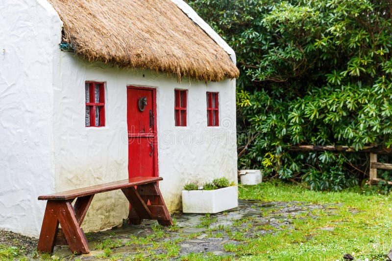 Straw roofed cottage house stock photo. Image of outdoor 19262552
