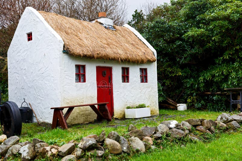 Straw roofed cottage house stock photo. Image of outdoor 19262552