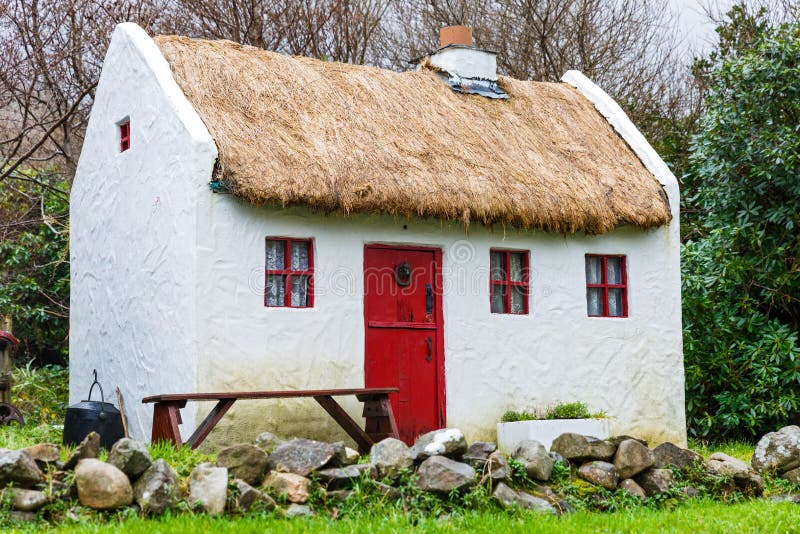 Straw roofed cottage house stock photo. Image of outdoor 19262552