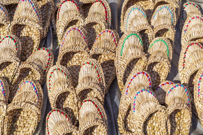 Straw Slippers som ?r till salu, f?r kvinnor eller m?n av ljusa f?rger royaltyfria foton Straw Slippers som ?r till salu, f?r kvinnor eller m?n av ljusa f?rger royaltyfria foton