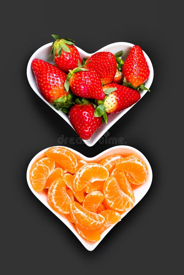 Strawberries and tangerine slices in white plates stock photography Strawberries and tangerine slices in white plates stock photography