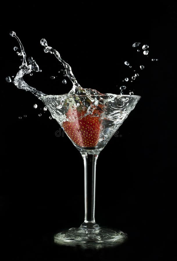  магия на кухне для богатства Strawberry-cocktail-black-background-12965072