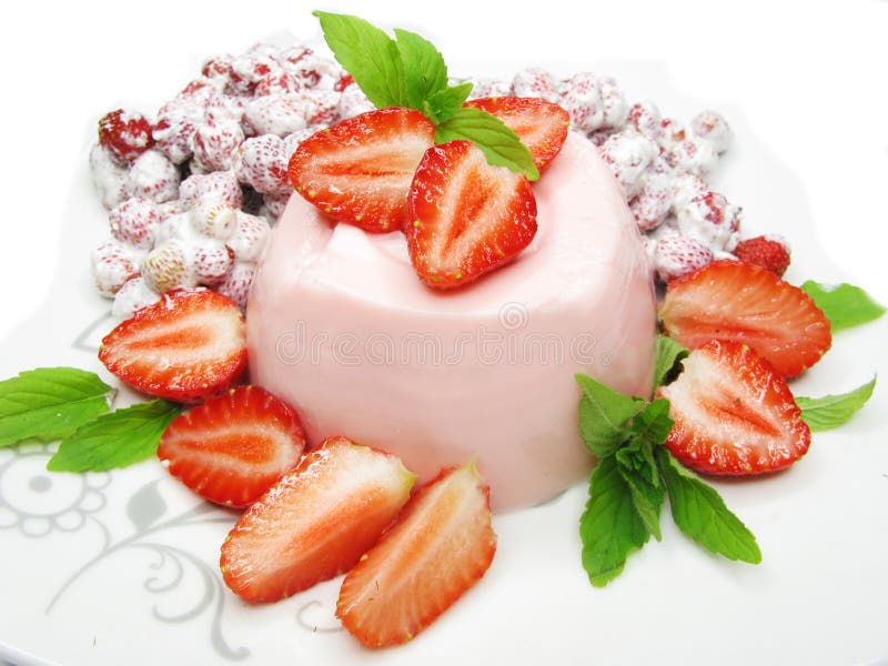 Strawberry dessert with pudding