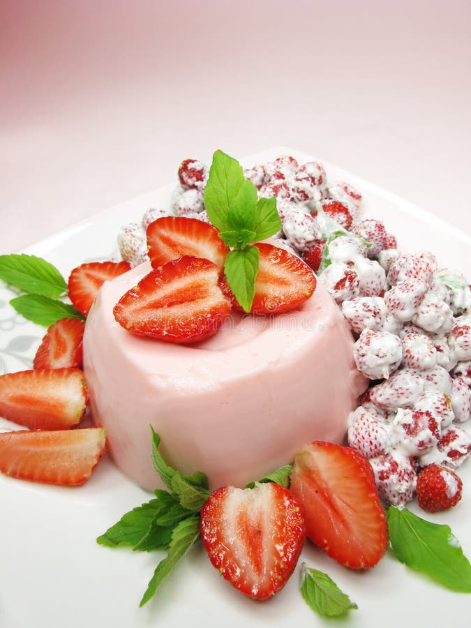 Strawberry fruit dessert with pudding